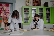 Uczniowie klasy EKO-logicznej w trakcie zajęć laboratoryjnych z biologii