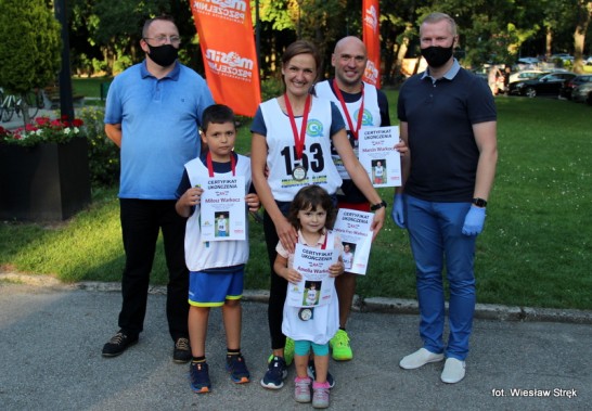 Uczestnicy imprezy rekreacyjnej „Wtorki Biegowe Maraton na Raty” nagrodzeni przez Krzysztofa Nosa…