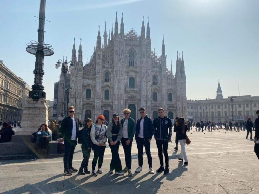 Grupa uczniów w Mediolanie