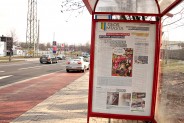 Przystanek autobusowy przy ulicy Kapicy. Plakat reklamujący Głos Miasta