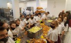 Wolontariusze z Cogito przygotowują VI Mobilne Śniadanie Wielkanocne dla Samotnych