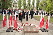 Złożeniem kwiatów na płycie Grobu Nieznanego Żołnierza upamiętniono zakończenie II wojny światowej.
