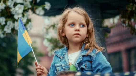 Dziewczyna z ukraińską flagą.