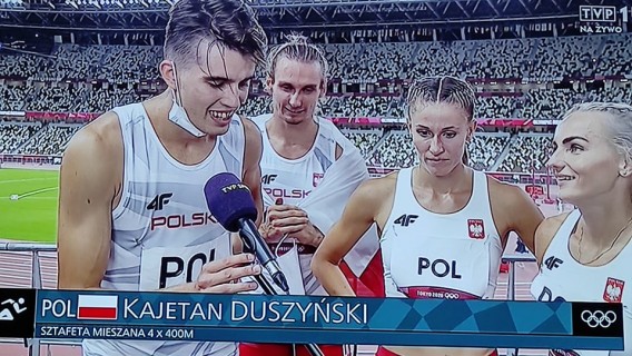 Kajetan Duszyński udziela wywiadu TV po zdobyciu złotego medalu olimpijskiego. Na zdjęciu także…