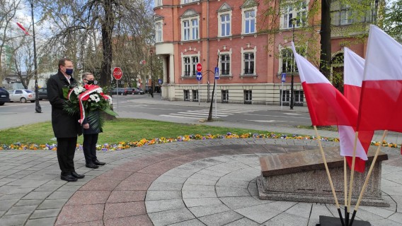 Przedstawiciele siemianowickich władz stojący z kwiatami przed pomnikiem