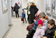 Kolejka na korytarzu urzędu miasta obywateli Ukrainy czekających na rejestrację