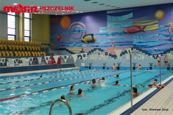 Osoby pływające w basenie Kompleksu Sportowego "Michał"
