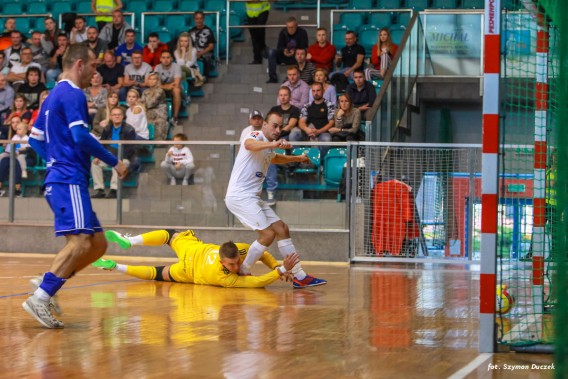 Marcin Krzywka (w białym stroju) strzela piątego gola dla FC 2016 Siemianowice Śląskie