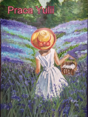 Obraz przedstawiający z tyłu dziewczynkę w kapeluszu idącą polem chabrów