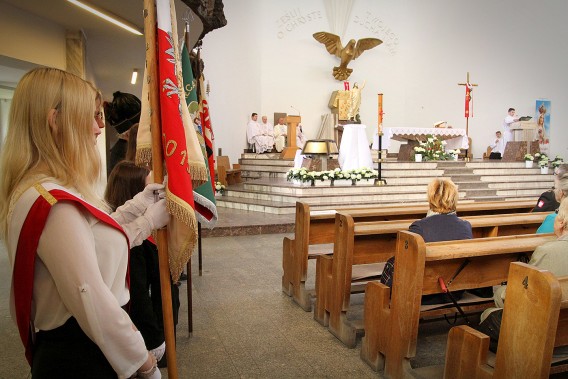 Przedstawiciele uczniowskiego pocztu sztandarowego podczas mszy w kościele pw. Ducha Świętego w…