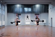 Dwie tancerki cheerleaders podczas wykonywania układu tanecznego