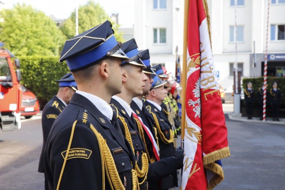 Strażacy z Komendy Miejskiej PSP w Siemianowicach Śląskich stoją w szeregu na placu manewrowym…