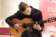 Albert Muskała grający na gitarze