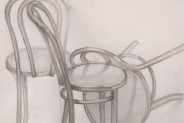 Zdjęcie przedstawia rysunek trzech krzeseł wykonany ołówkiem