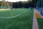 boisko piłkarskie z zawodnikami podczas gry