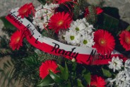 Wiązanka kwiatów złożona pod pomnikiem Wojciecha Korfantego w Siemianowicach Śląskich