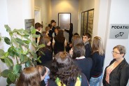Gimnazjaliści z Katolika w korytarzu siemianowickiego Ratusza