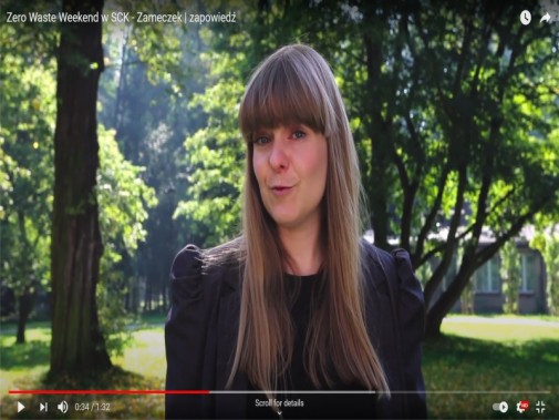 Print screen materiału widniejącego w serwisie youtube - kobieta na tle parku prezentuje treści…