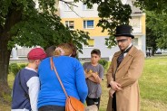 Aktor wcielający się w rolę Adama Mickiewicza podczas interakcji z graczami na Osiedlu Młodych