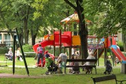 Park Górnik. Można zatrzymać się z dziećmi na zrewitalizowanym w ubiegłym roku placu zabaw...
