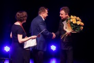 Bohdan Lizoń odbiera kwiaty i gratulacje z rąk dyrektora SCK, podczas koncertu z okazji swojego …