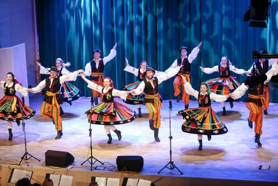 Zespół tancerzy "Siemianowic" na scenie Parku Tradycji
