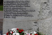 Wiązanki kwiatów pod pomnikiem Wojciecha Korfantego