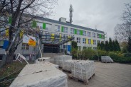 Fotografia przedstawia termomodernizację szkoły na Budryka, Szkoła w trakcie prac…