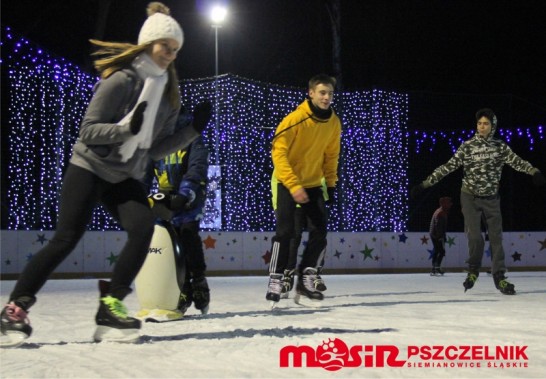 Osoby jeżdżące na łyżwach na lodowisku w Parku Pszczelnik