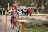 Dziewczynka przejeżdża na rowerze podczas pokonywania jednej z konkurencji.
