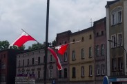 Biało-czerwone flagi, ku pokrzepieniu kibicowskich serc.