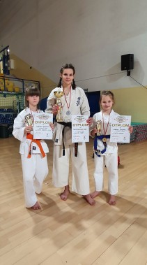 Medalistki mistrzostw Polski w kyokushin karate - od lewej: Natalia Wilczek, Daria Dobkowska -…