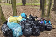Sterta worków ze śmieciami zebranymi w Parku Miejskim w Siemianowicach Śląskich