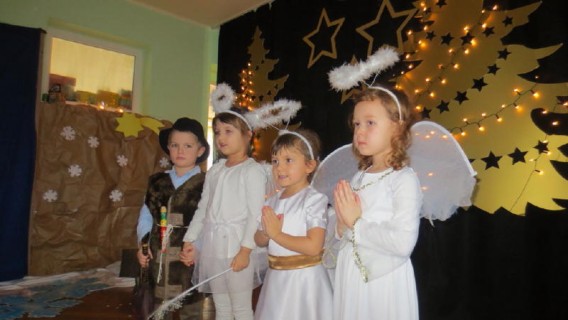 Na zdjęciu przedszkolaki z Przedszkola nr 19 ubrane w anielskie stroje śpiewają kolędy.
