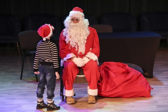 Siedzący Mikołaj z rozmawia z chłopcem w SCK Park Tradycji