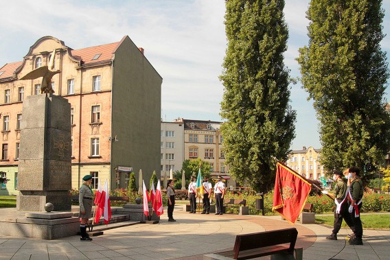 Delegacja harcerzy przed siemianowickim Pomnikiem Czynu Powstańczego.