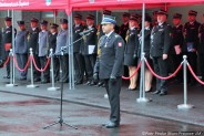 Zastępca Komendanta Wojewódzkiego PSP przyjmujący meldunek. W tle goście zaproszeni na…