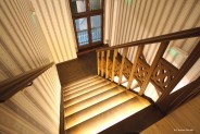 Podświetlone schody w odrestaurowanych wnętrzach siemianowickiego Pałacu Rheinbabenów.