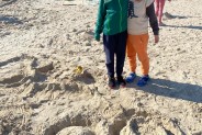 Dwoje dzieci na plaży.