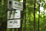 Oznakowania ścieżki rowerowej w Parku Pszczelnik... Stąd też będziemy mogli dojechać na korty…
