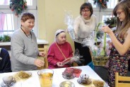 uczniowie SP 13 wręczają prezenty  pensjonariuszkom Domu Opieki Społecznej w Michałkowicach
