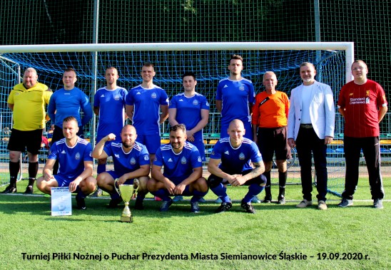 Zwycięska drużyna Amatorski Ruch Chorzów - pamiątkowe zdjęcie z pucharem po turnieju