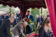 Prezydent składa kwiaty na grobie