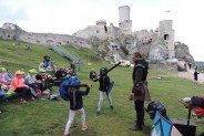 Dzieci na ruinach zamku w Ogrodzieńcu podczas lekcji historii