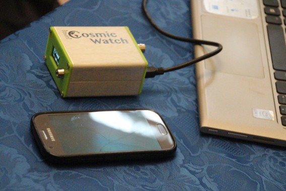 Smartfon z adapterem do przechwytywania cząstek promieniowania kosmicznego