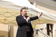 Na zdjęciu Juliusz Ursyn Niemcewicz z mikrofonem w ręku i czarnym garniturze