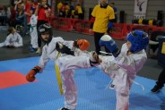 2 zawodników podczas walki na Mistrzostwach Polski ZS PUT Taekwondo