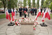 Złożeniem kwiatów na płycie Grobu Nieznanego Żołnierza upamiętniono zakończenie II wojny światowej.