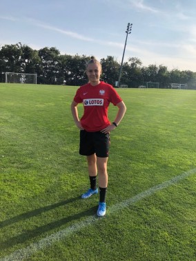 Kinga Bieszczad stoi na boisku w treningowym stroju reprezentacji Polski