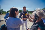 Rafał Piech, prezydent Siemianowic Śląskich udziela wywiadu dziennikarkom radiowym.